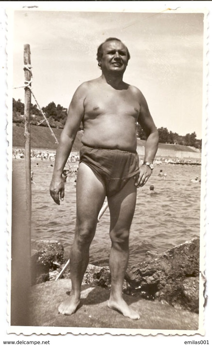 Photo Originale , Homme En Maillot De Bain Au Bord De Mer , Dim. 13.0 X 8.0 Cm . - Persone Anonimi