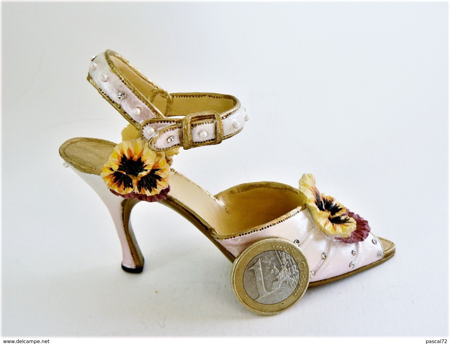 CHAUSSURE MINIATURE DE COLLECTION (3)