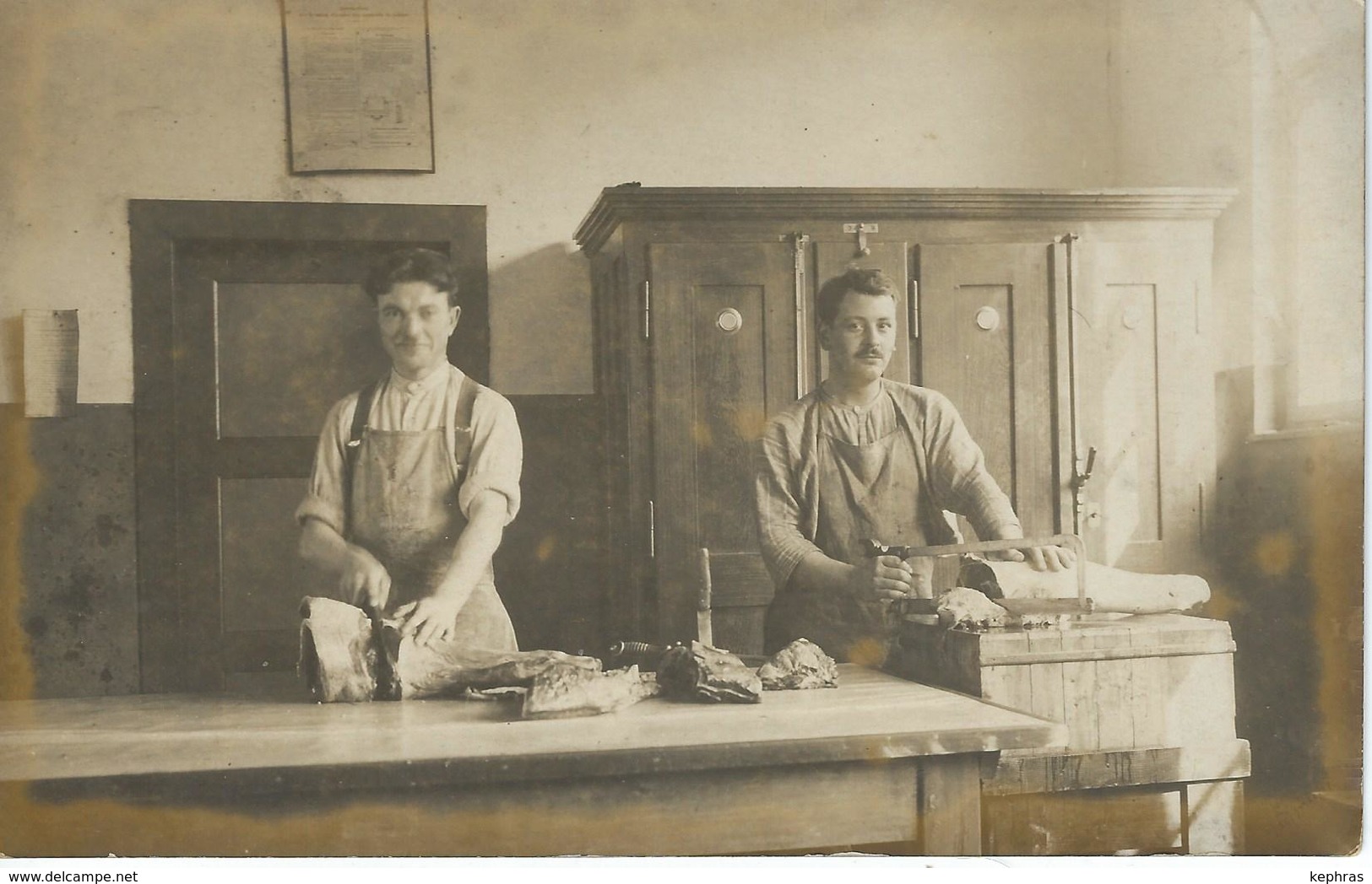 Bouchers Devant Leur étal - Découpage - Boucher - Boucherie - Artesanal