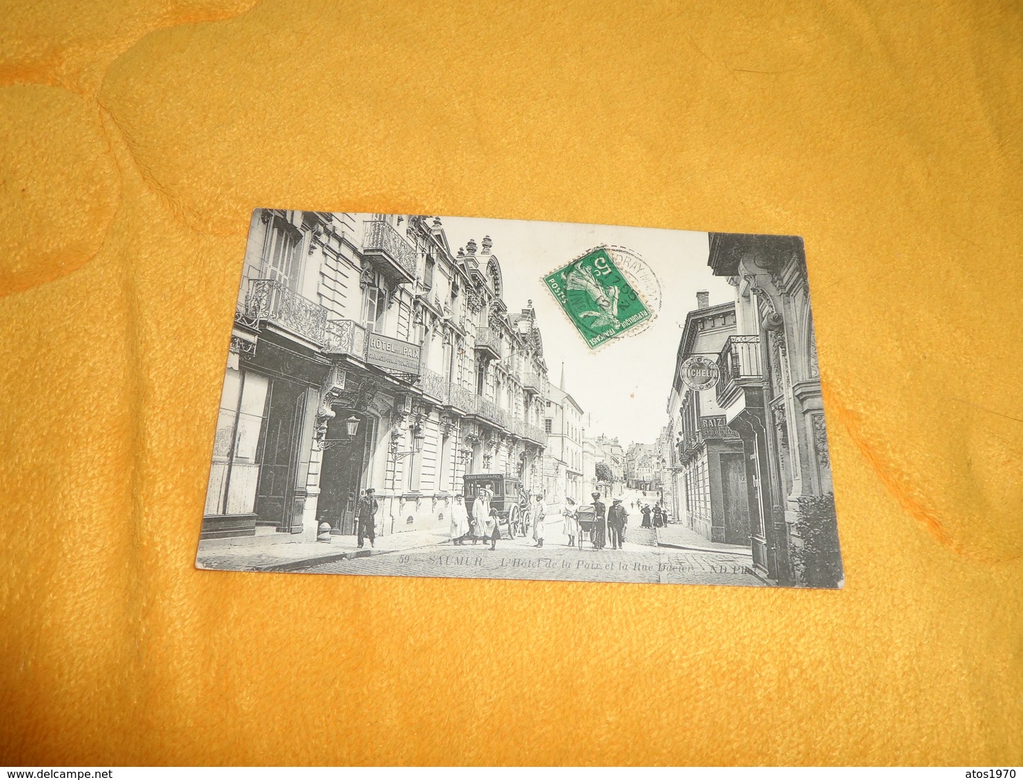 CARTE POSTALE ANCIENNE CIRCULEE DE 1912. / SAUMUR .- L'HOTEL DE LA PAIX ET LA RUE DACIER. / CACHET + TIMBRE - Saumur