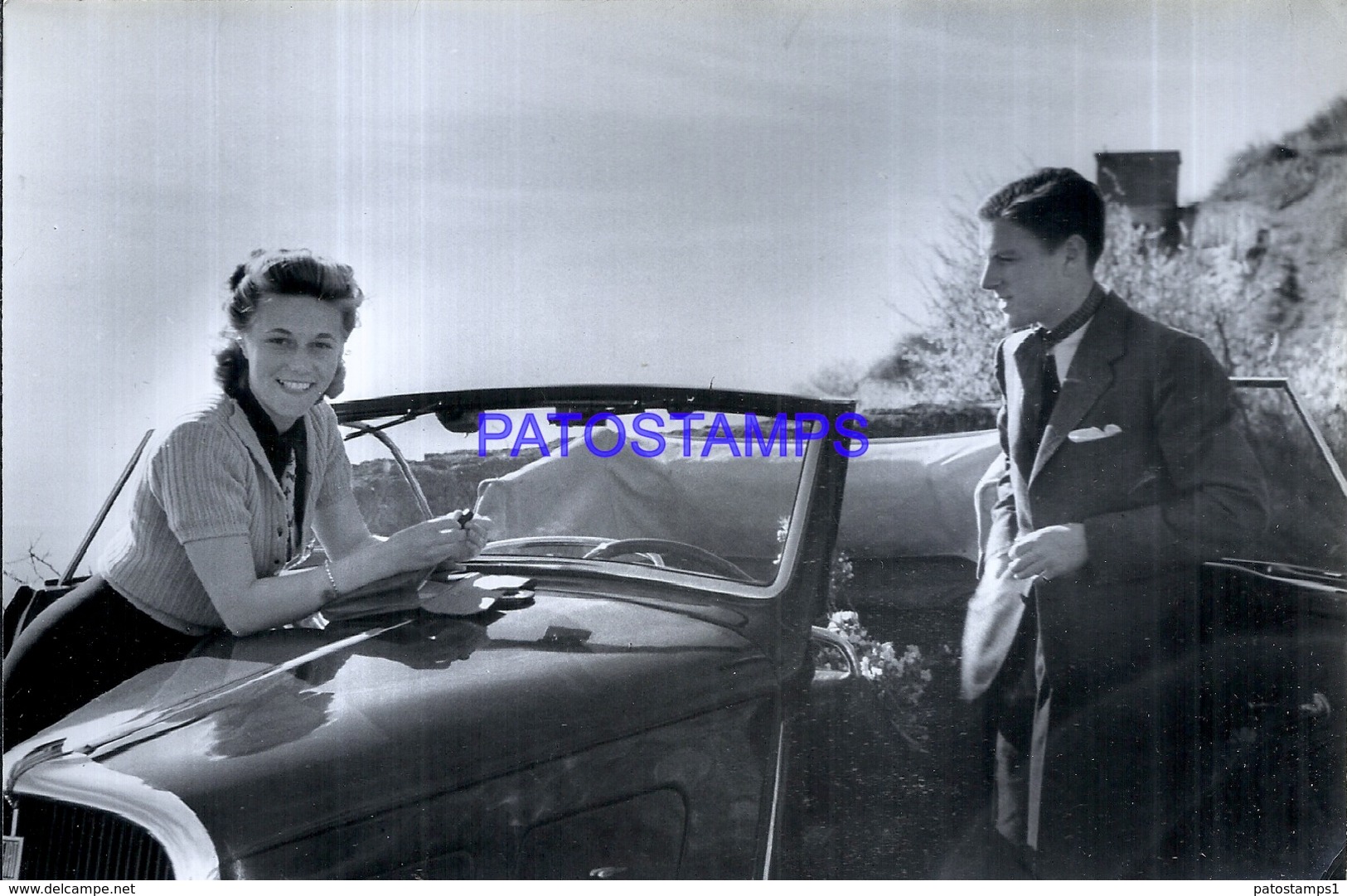 99109 AUTOMOBILE OLD CAR AUTO CONVERTIBLE AND COUPLE YEAR 1939 13.5 X 20.5 CM PHOTO NO POSTAL POSTCARD - Altri & Non Classificati