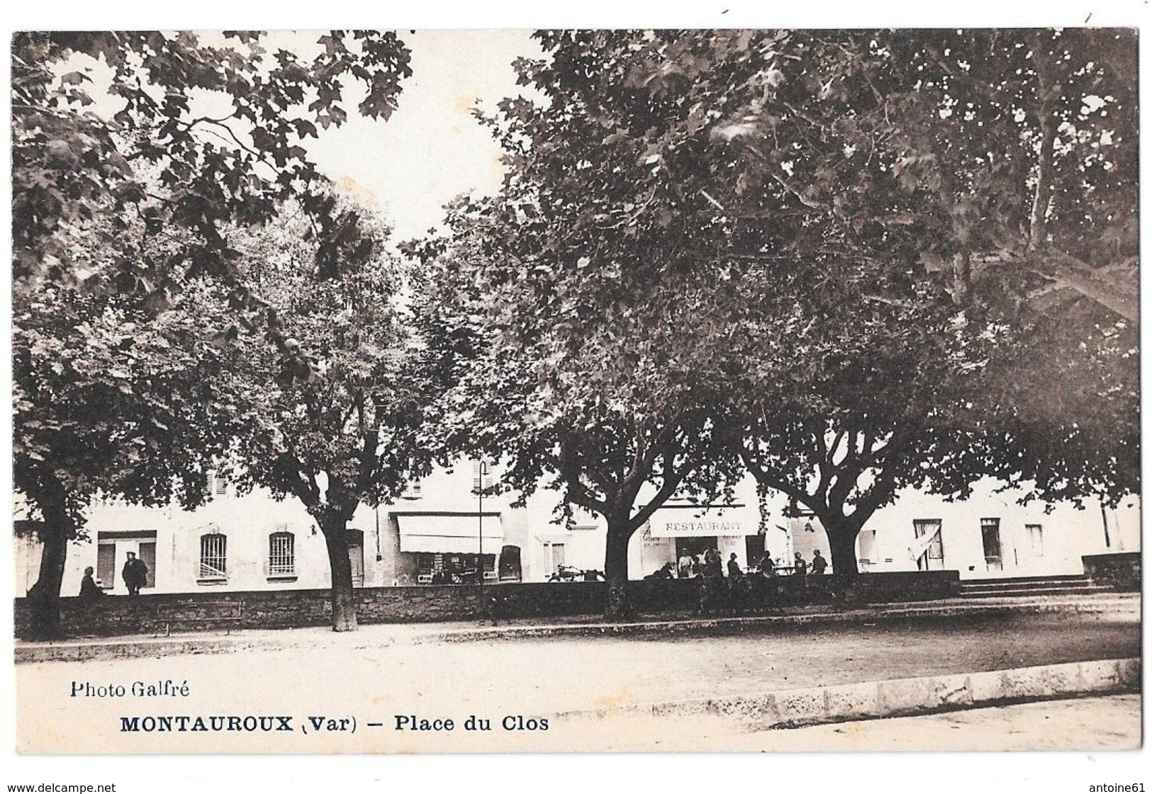 MONTAUROUX - Place Du Clos (vue Du Restaurant) - Montauroux