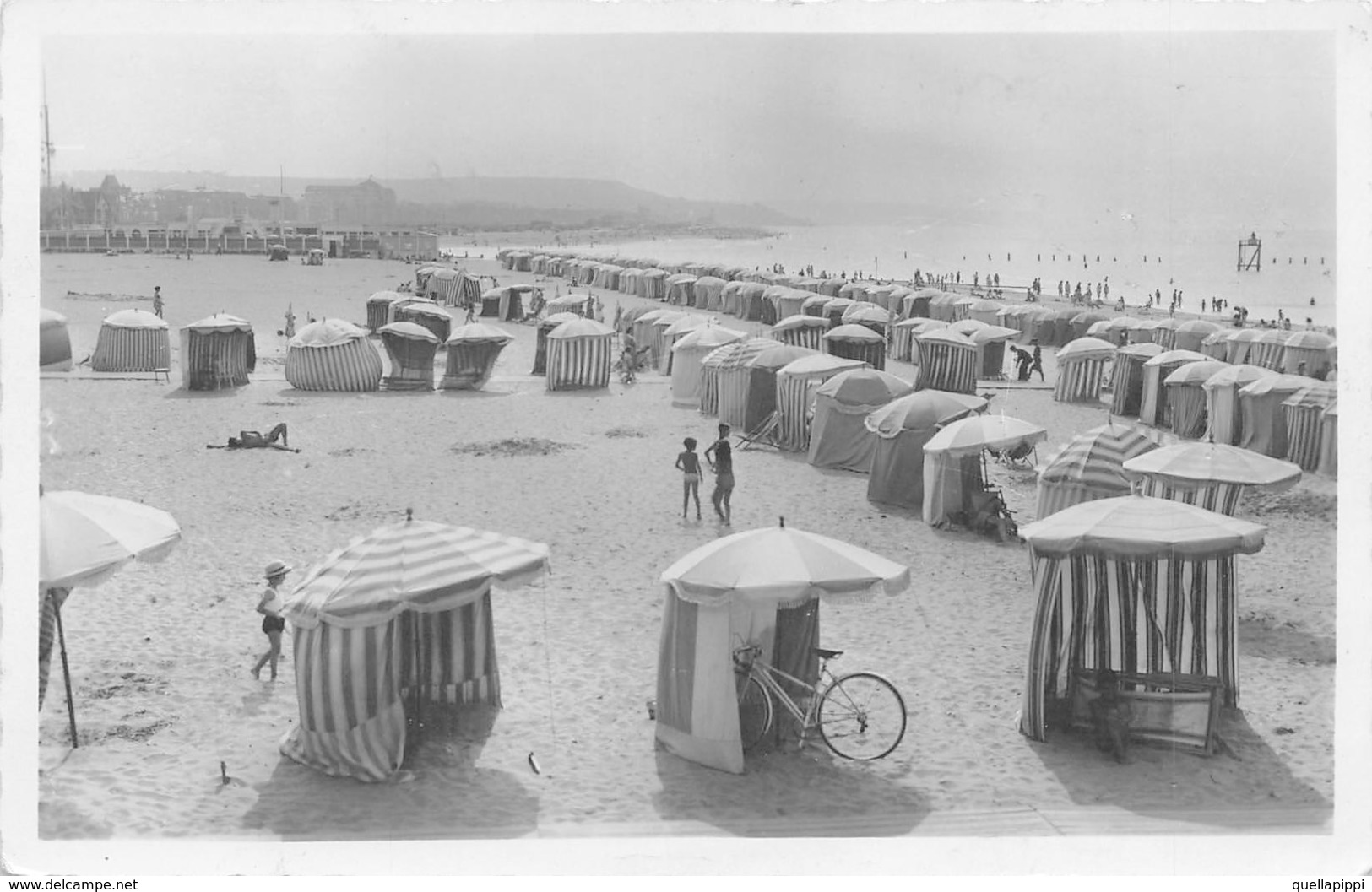 08424 "CALVADOS - TROUVILLE - LA PLAGE AU FOND DEAUVILLE"  ANIMATA, CABINE.  CART NON SPED - Trouville