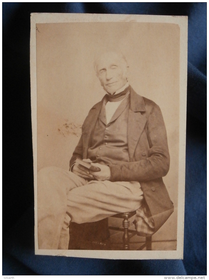 Photo CDV Charles Scherrer à Paris - Bourgeoisie, Noblesse Second Empire Homme Assis,  Vers 1855-60 L391 - Old (before 1900)