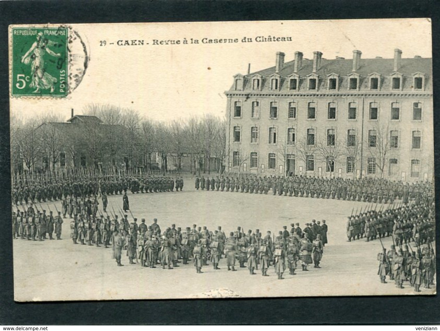 CPA - CAEN - Revue à La Caserne Du Château, Très Animé - Casernes