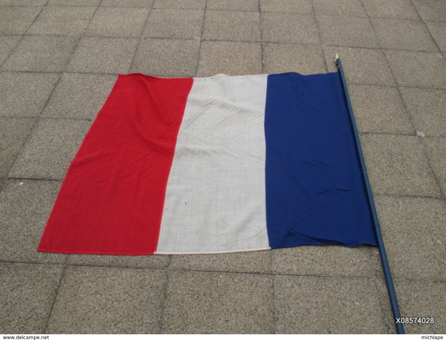 Ww 2 - Drapeau Français De La Liberation R. F.  Quelques Trous De Mites Hampe  De 2 M 20 Drapeau 140 Cm Sur 114 - Drapeaux