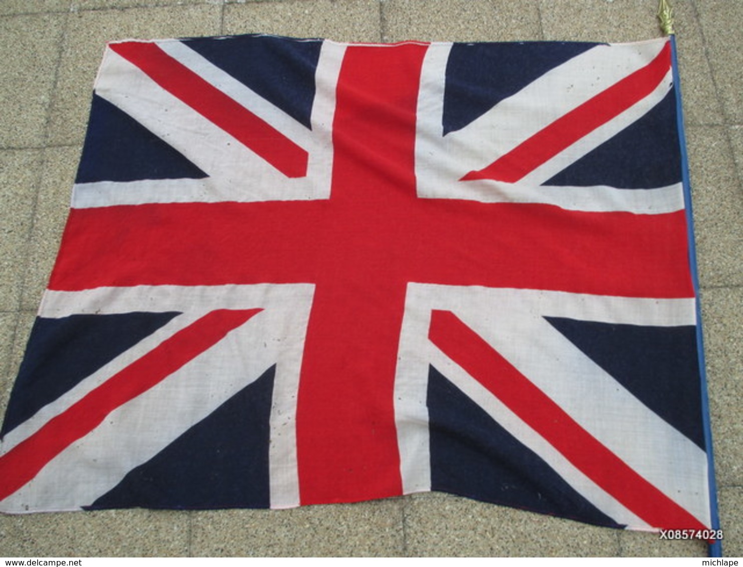 ww 2 - drapeau anglais  de la liberation   quelques trous de mites hampe  de 2 m 20 drapeau 140 cm sur 114