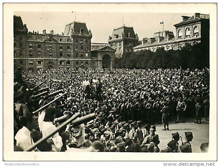 060918B - MILITARIA GUERRE 39 45 Libération De PARIS - PHOTO Foule Attendant Le Général De Gaulle Place Notre Dame - Guerre 1939-45