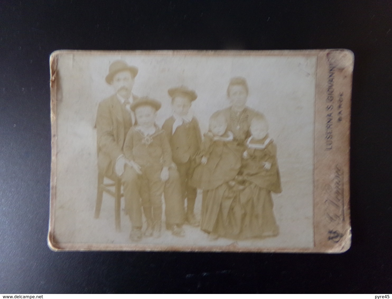 Photo Sur Carton ( 16.5 X 10.5 Cm ) Couple Avec Enfants En Uniforme De Marins Et Jumelles - Personnes Anonymes