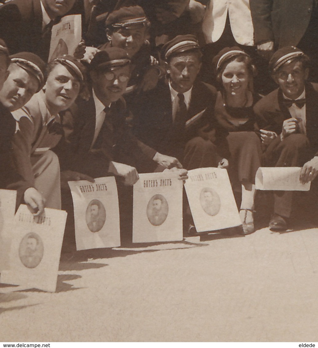 Real Photo Group Of Students With The Same Newspaper In Hands - Bulgarie