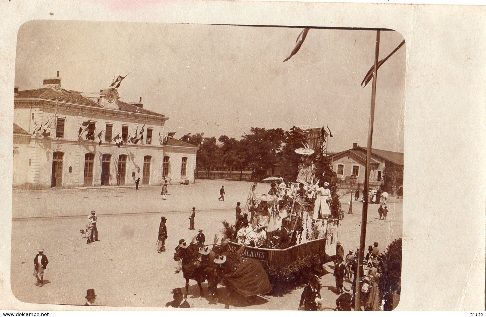 ROMANS-SUR-ISERE CARTE PHOTO CAVALCADE VERS LA GARE - Romans Sur Isere