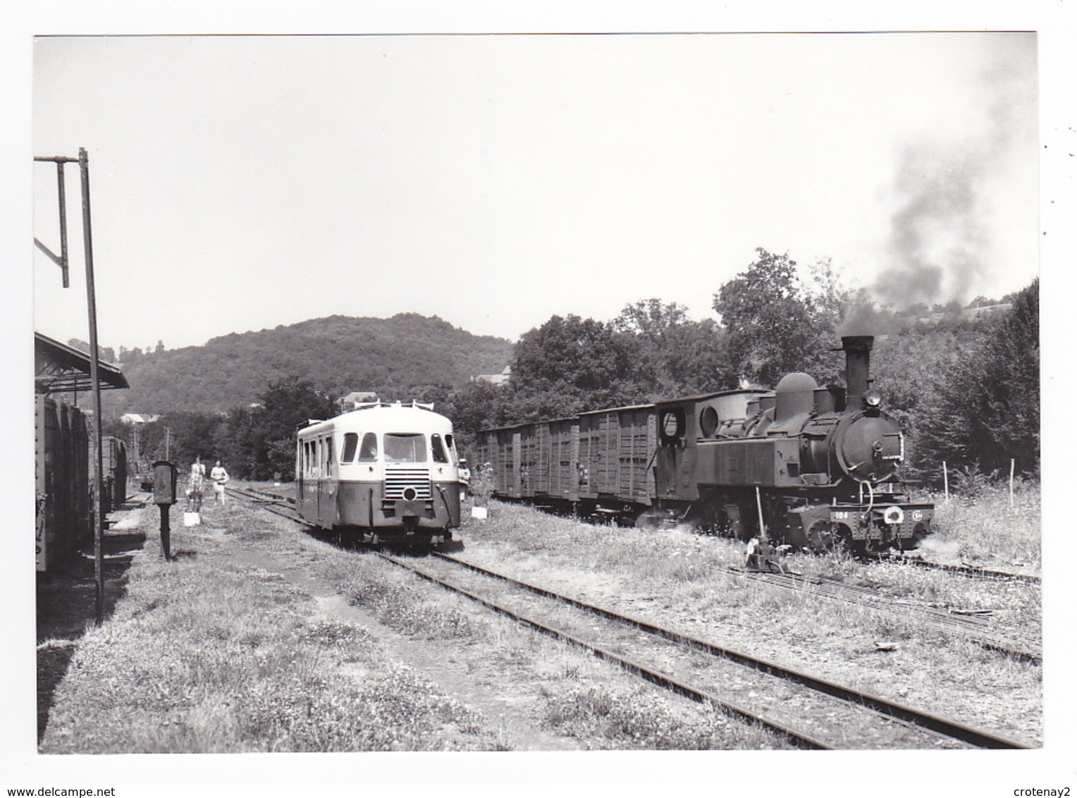 CPM VOIR DOS 19 St Bonnet Avalouze Croisement Autorail Billard & Train Marchandises Locomotive Vapeur SNCF N°104 En 1966 - Tulle