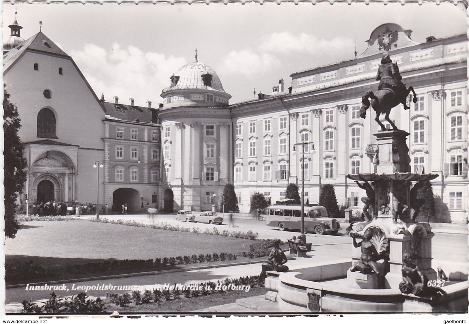 E379 AUTR. TYROL - INNSBRUCK - LEOPOLDSBRUNNEN MIT HOFKIRCHE U. HOFBURG - Innsbruck