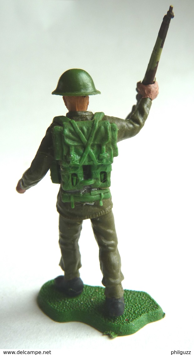 FIGURINE BRITAINS - Swoppet SOLDAT ANGLAIS WWII  FUSIL A LA MAIN BRAS LEVE (2) - Militaires