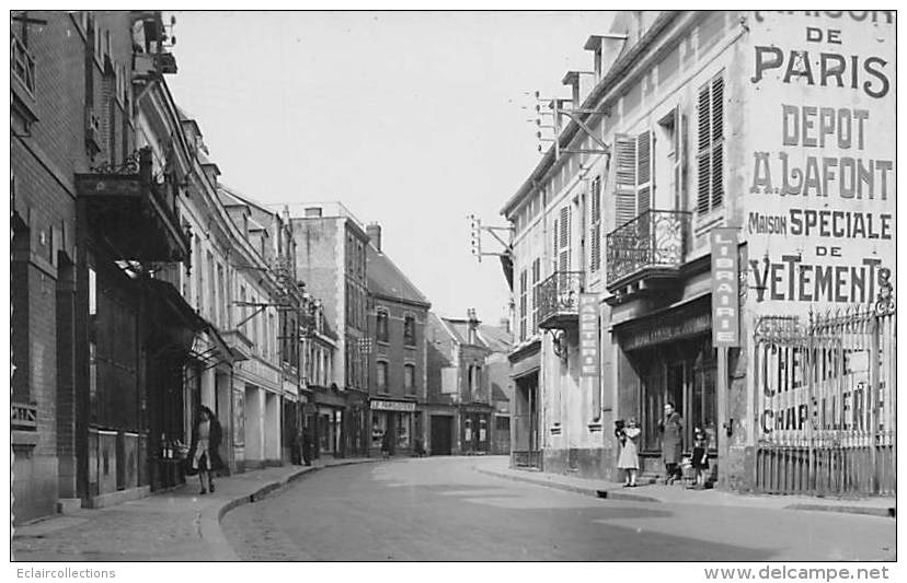 La Fère          02        Rue De La République  Année 50         (voir Scan) - Altri & Non Classificati