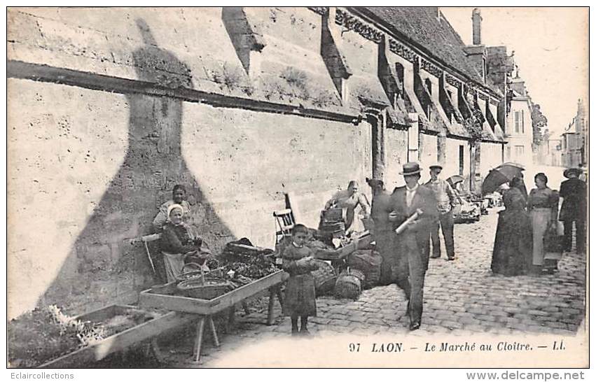 Laon         02       Le  Marché   Au Cloître          (voir Scan) - Laon