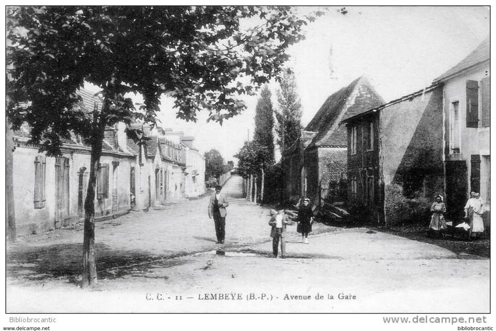 D64 - LEMBEYE - VUE ANIMEE DE L'AVENUE DE LA GARE - Lembeye