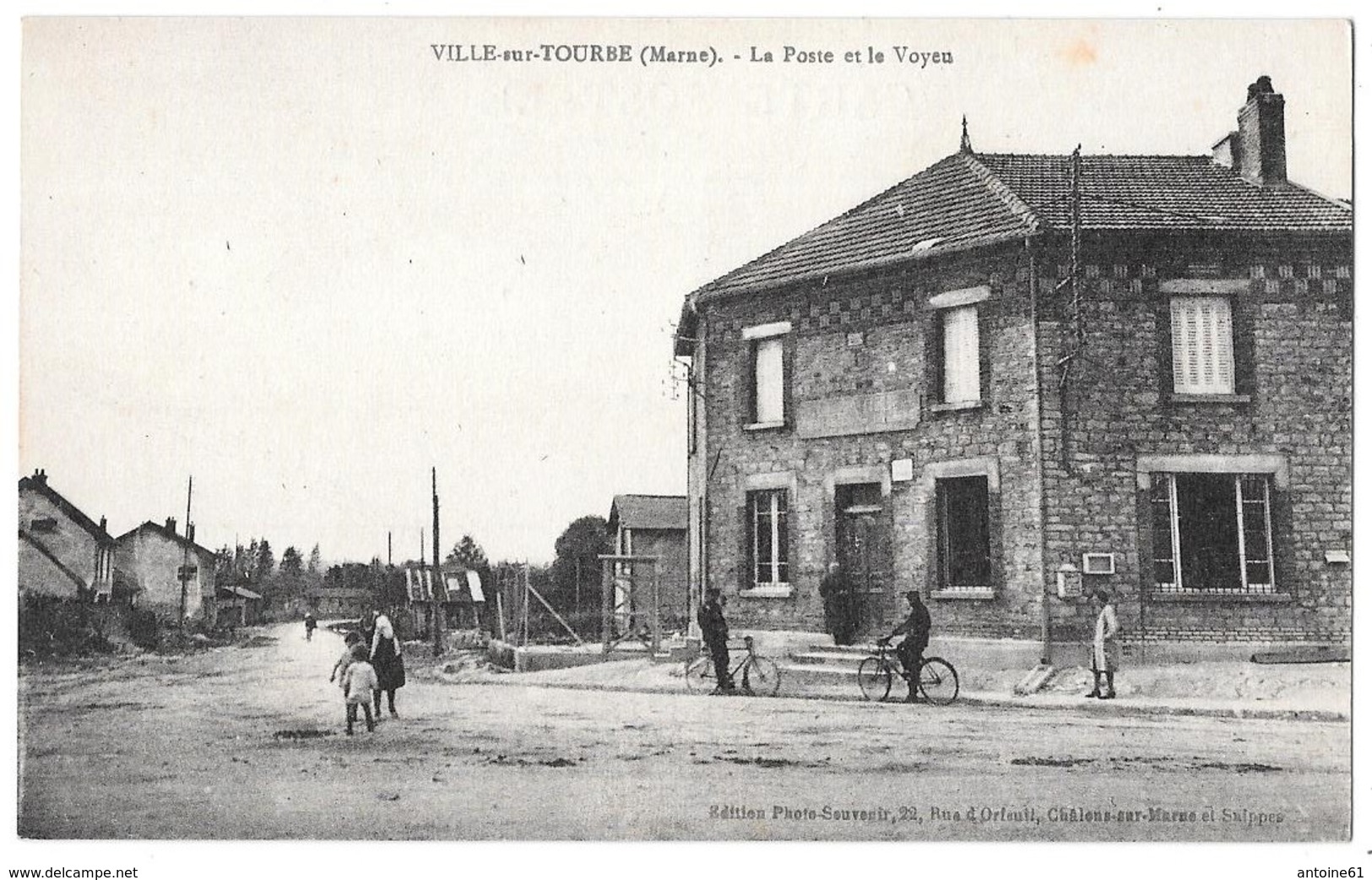 VILLE SUR TOURBE - La Poste Et Le Voyeu (vue Animée) - Ville-sur-Tourbe