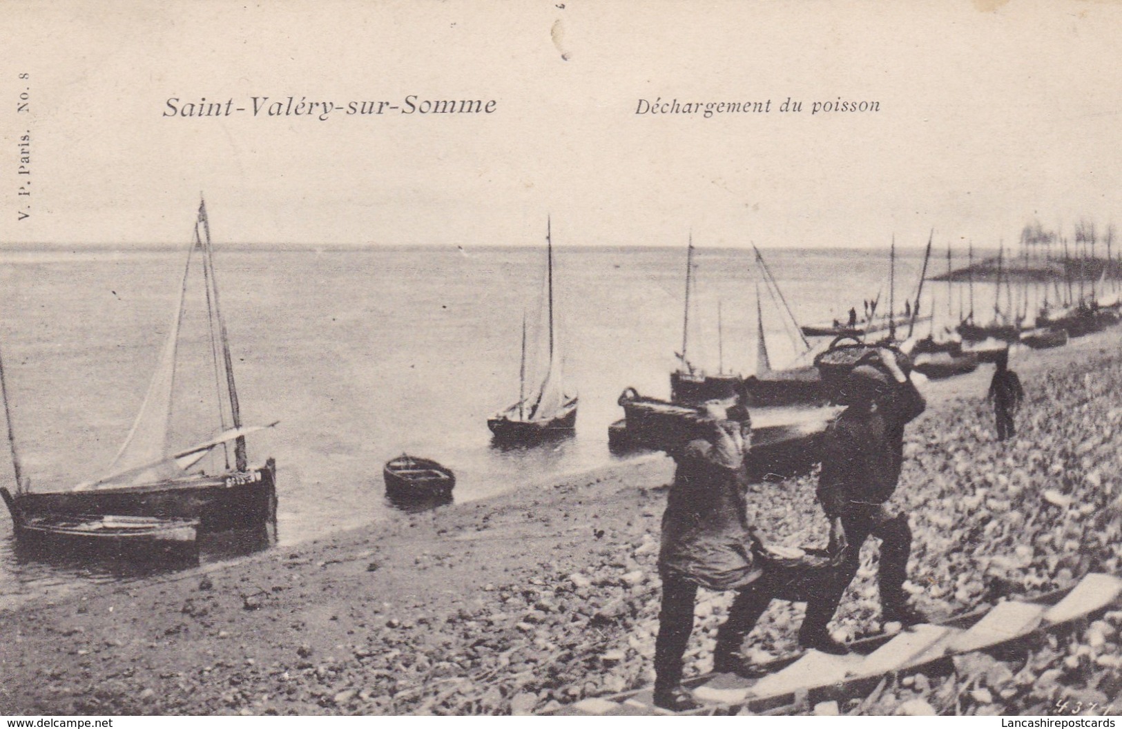 Postcard Saint Valery Sur Somme Dechargement Du Poisson With Fishing Fleet  My Ref  B12518 - Saint Valery Sur Somme