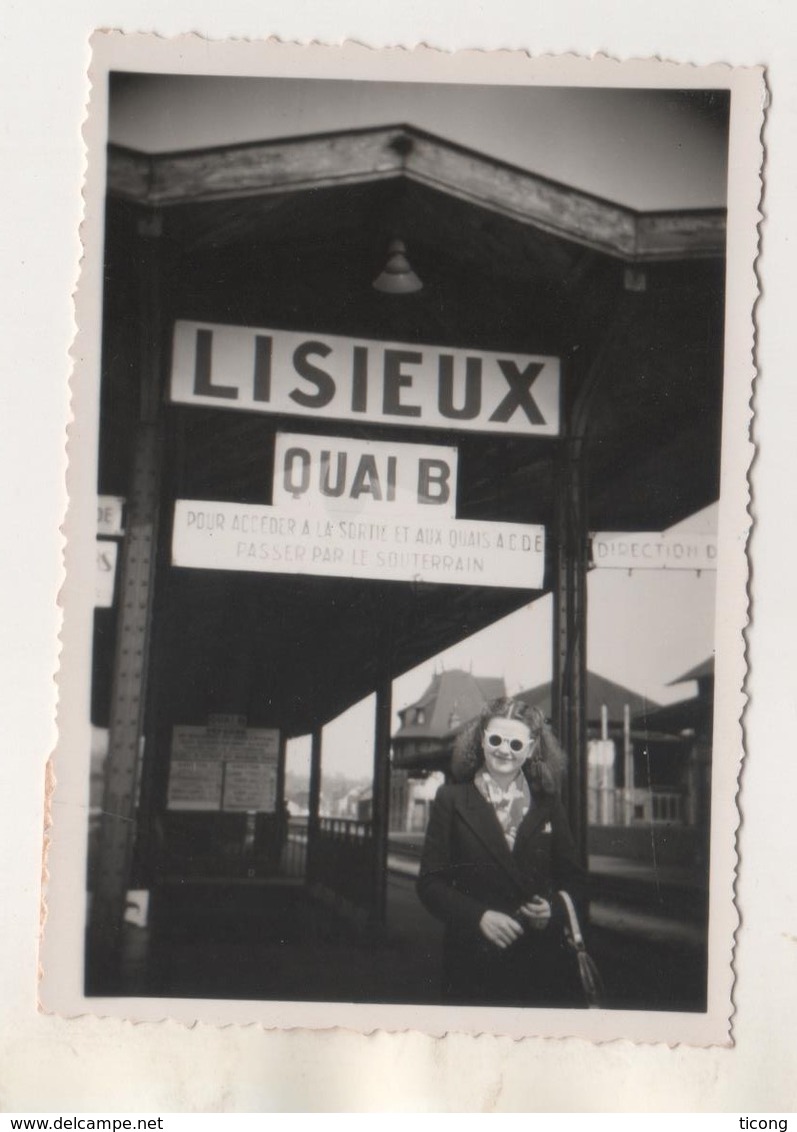 PHOTOGRAPHIE DE 1949, DAME AU QUAI B EN GARE DE LISIEUX CALVADOS, VOIR LES SCANNERS - Lieux