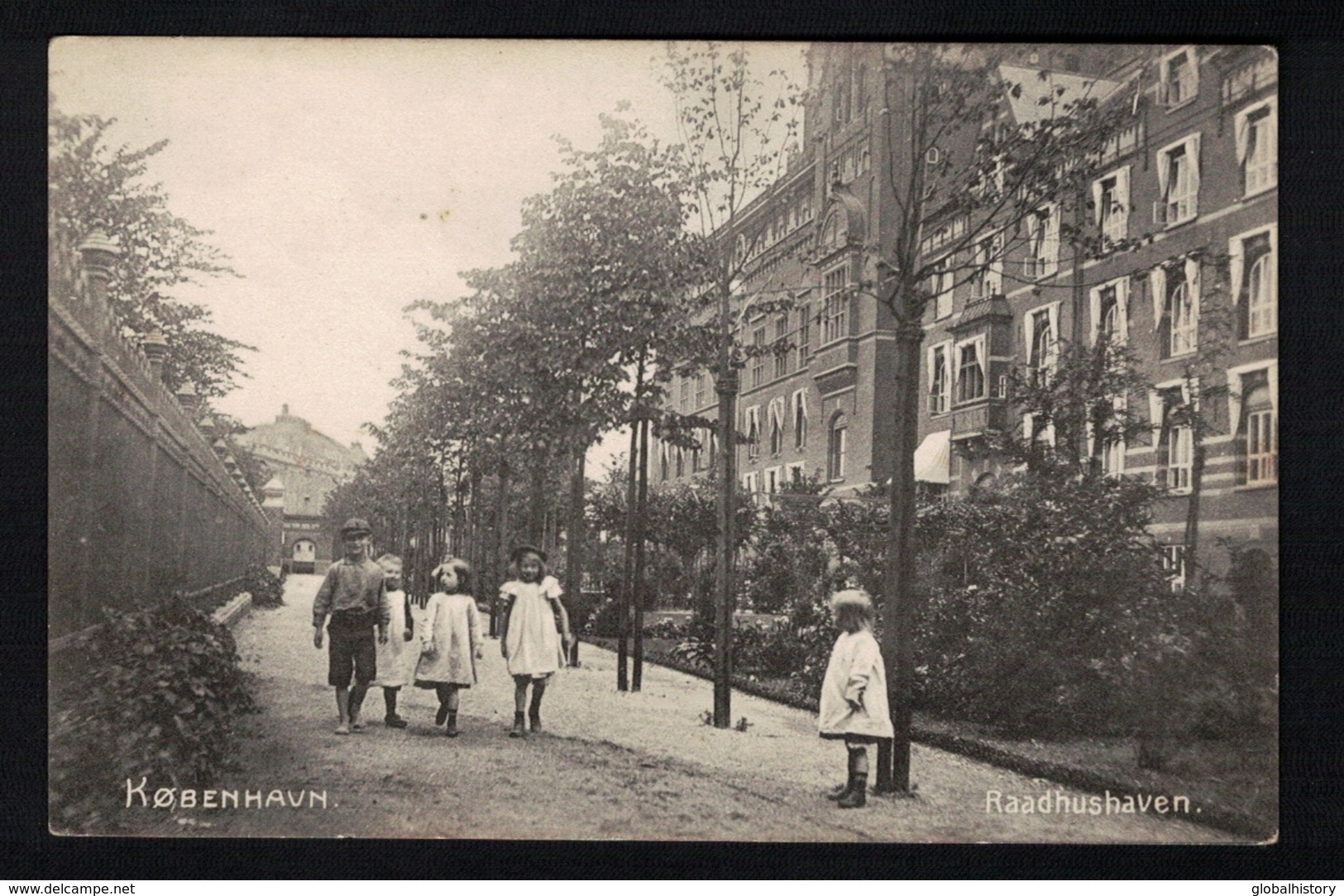 DE1558 - DENMARK - KØBENHAVN - COPENHAGEN - RAADHUSHAVEN - KIDS IN THE STREET - Dinamarca