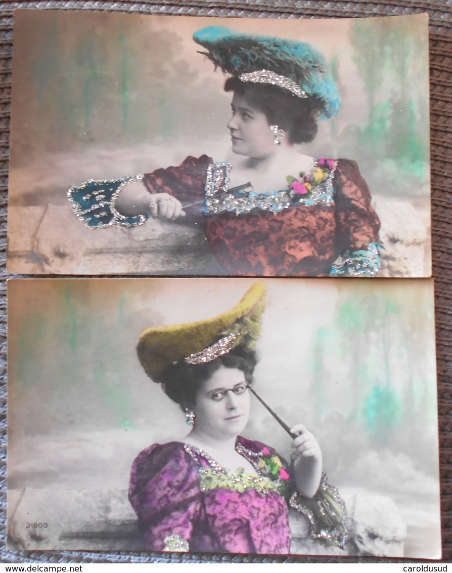 CPA LOT 2X Photo FEMME ARTISTE ? SUR BANC AVEC LORGNON LUNETTE A MAIN CHAPEAU DECOR PAILLETTES +- 1910 - Collections & Lots