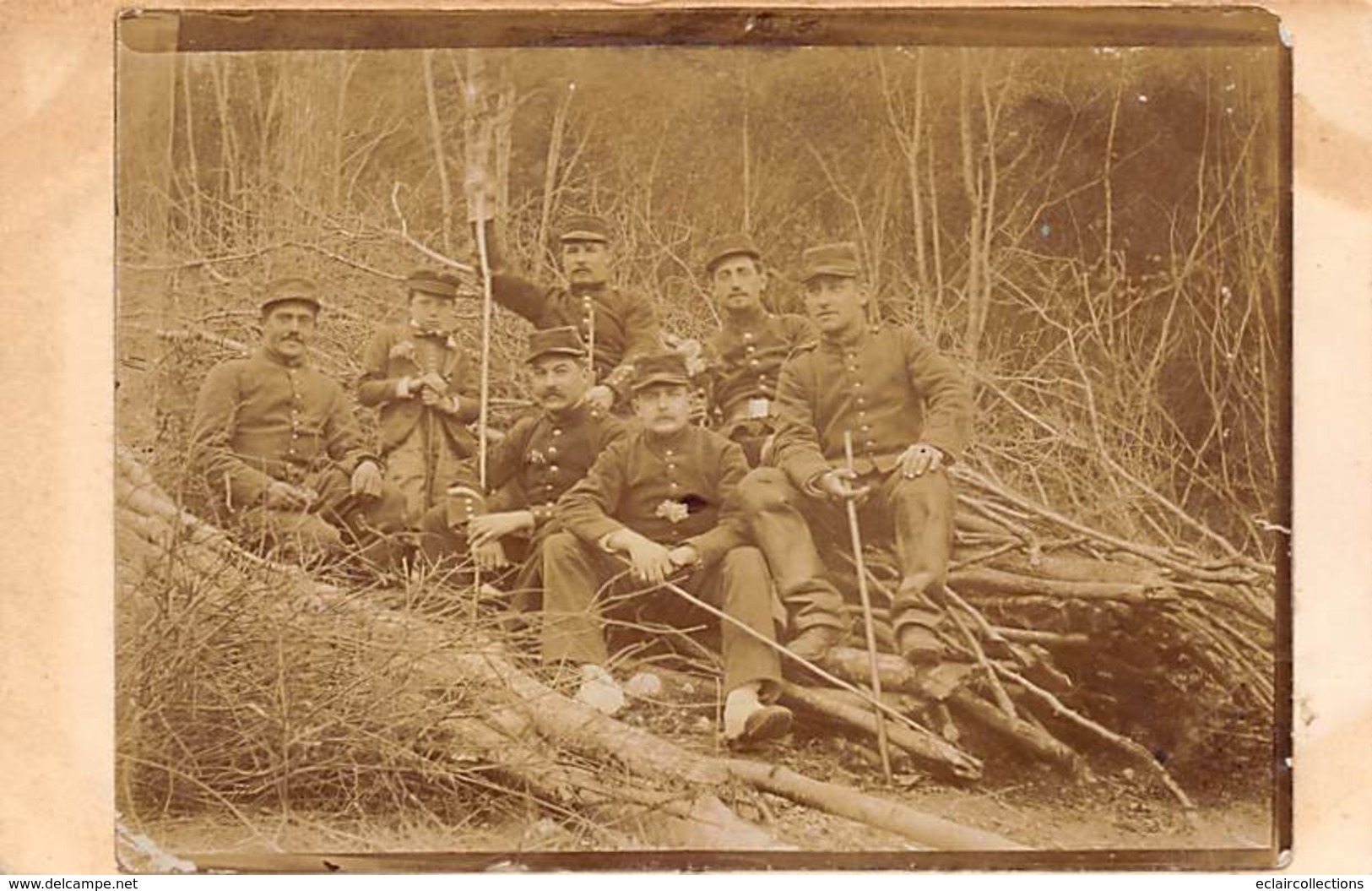 Sissonne     02     Le Camp;  Militaires Dans La Forêt De St Esmes. Photo Collée Sur Carte     (voir Scan) - Sissonne