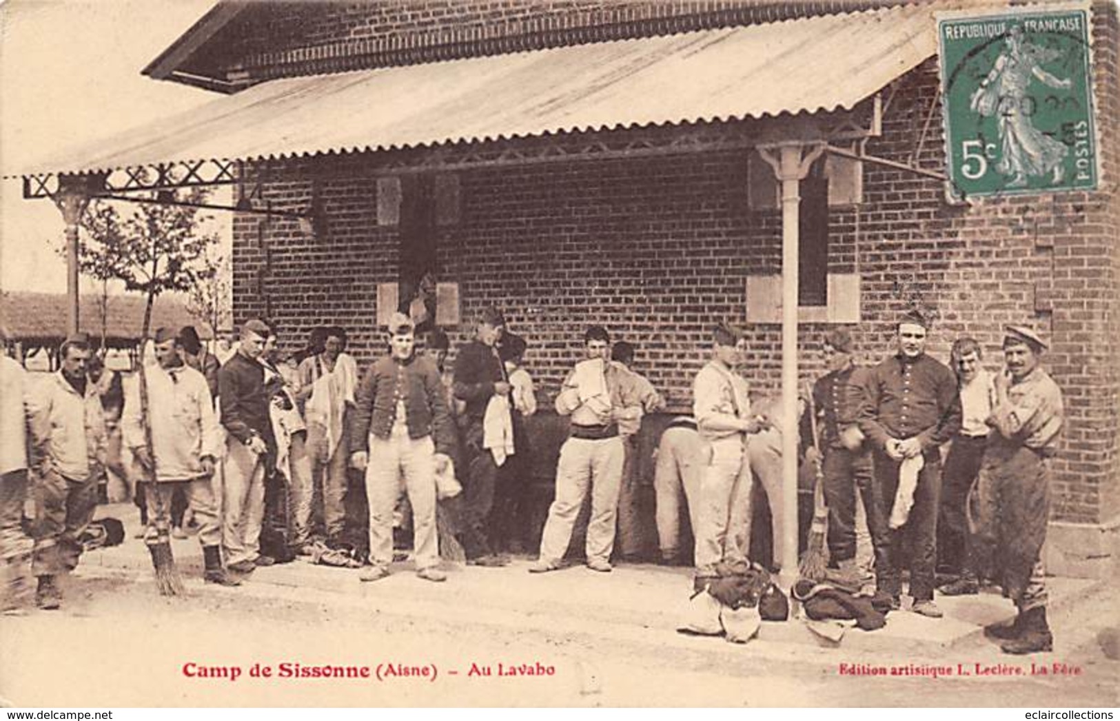 Sissonne     02     Le Camp;  Au Lavabo     (voir Scan) - Sissonne