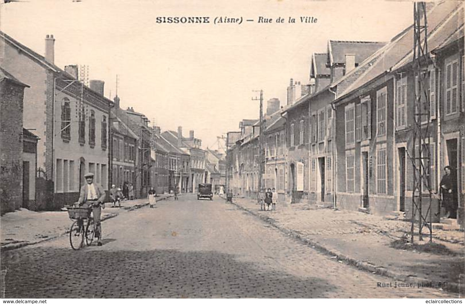 Sissonne      02      Rue De La Ville        (voir Scan ) - Sissonne