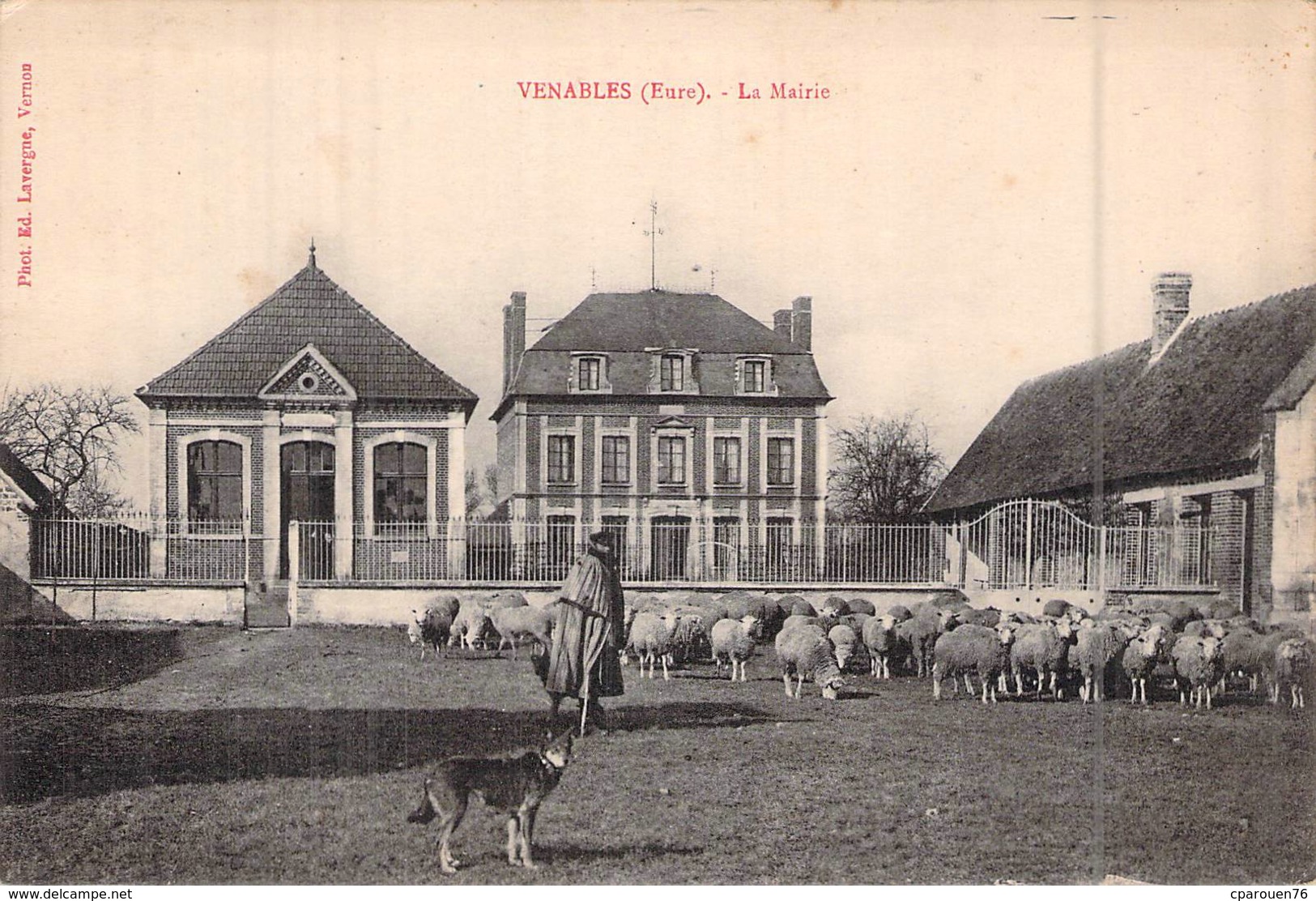 C P A Eure 27 Venables La Mairie Le Berger Le Troupeau De Mouton - Autres & Non Classés