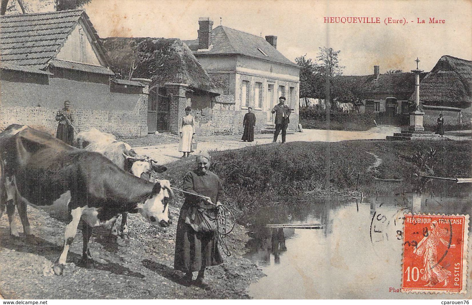 C P A Eure 27 Heuqueville La Mare La Fermière Les Vaches Normandes Carte Animée - Altri & Non Classificati