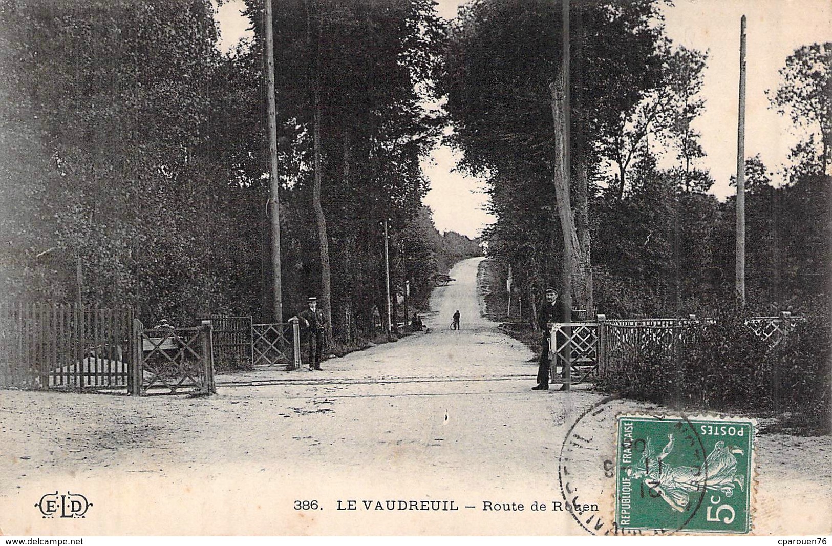 C P A Eure 27  Le Vaudreuil La Route De Rouen Carte Animée Le Passage à Niveau - Le Vaudreuil