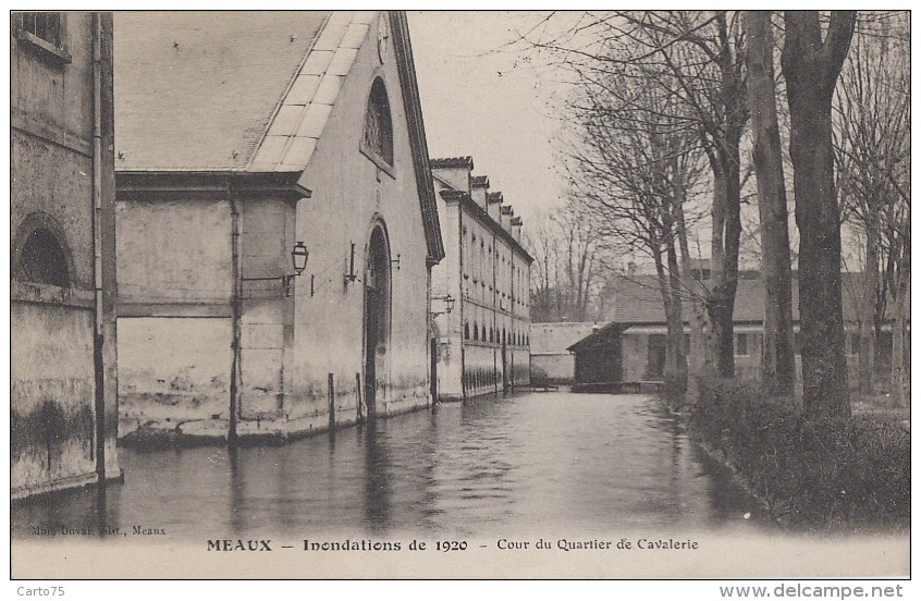 Inondations - 1920 - Meaux - Cour Du Quartier De Cavalerie - Inondations