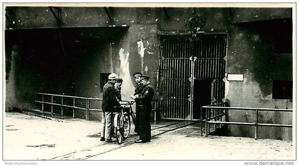 100918 - PHOTO 1950 60 - GENDARMERIE DE L'AIR Avion Aviation Gendarme - Protection Et Surveillance Casemate Radar - Police - Gendarmerie