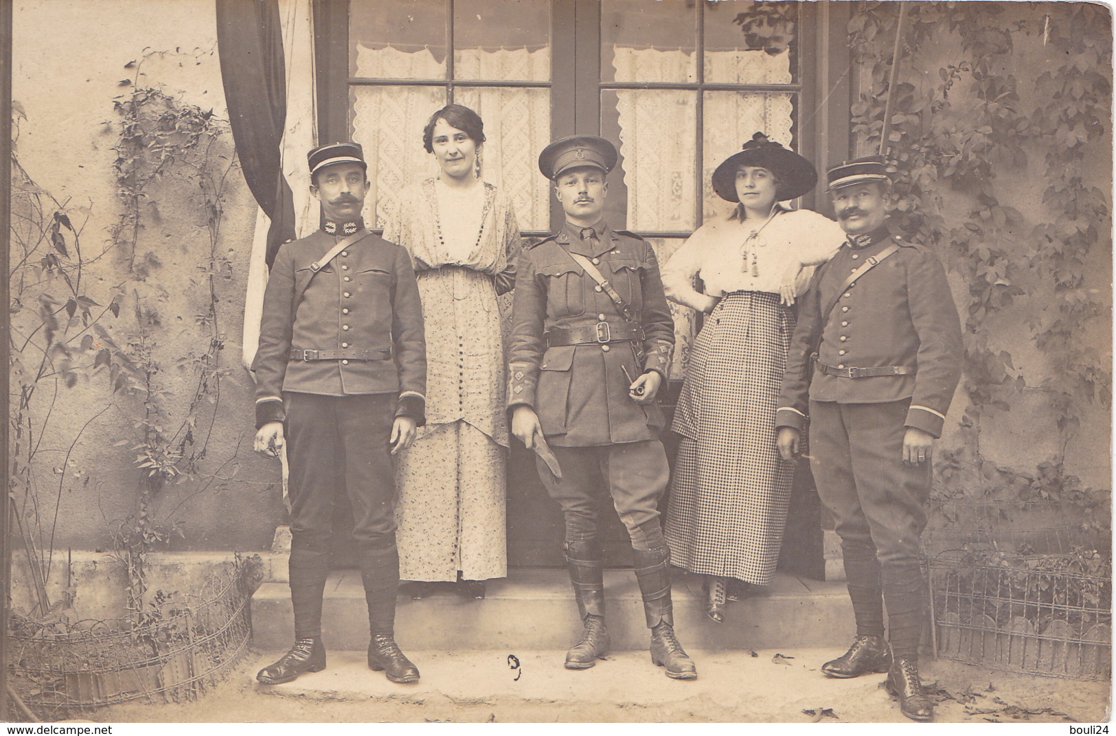 CARTE PHOTO MILITAIRES  FRANCAIS ET ETRANGERS AVEC DES FEMMES SUR LE PAS DE PORTES - A Identifier