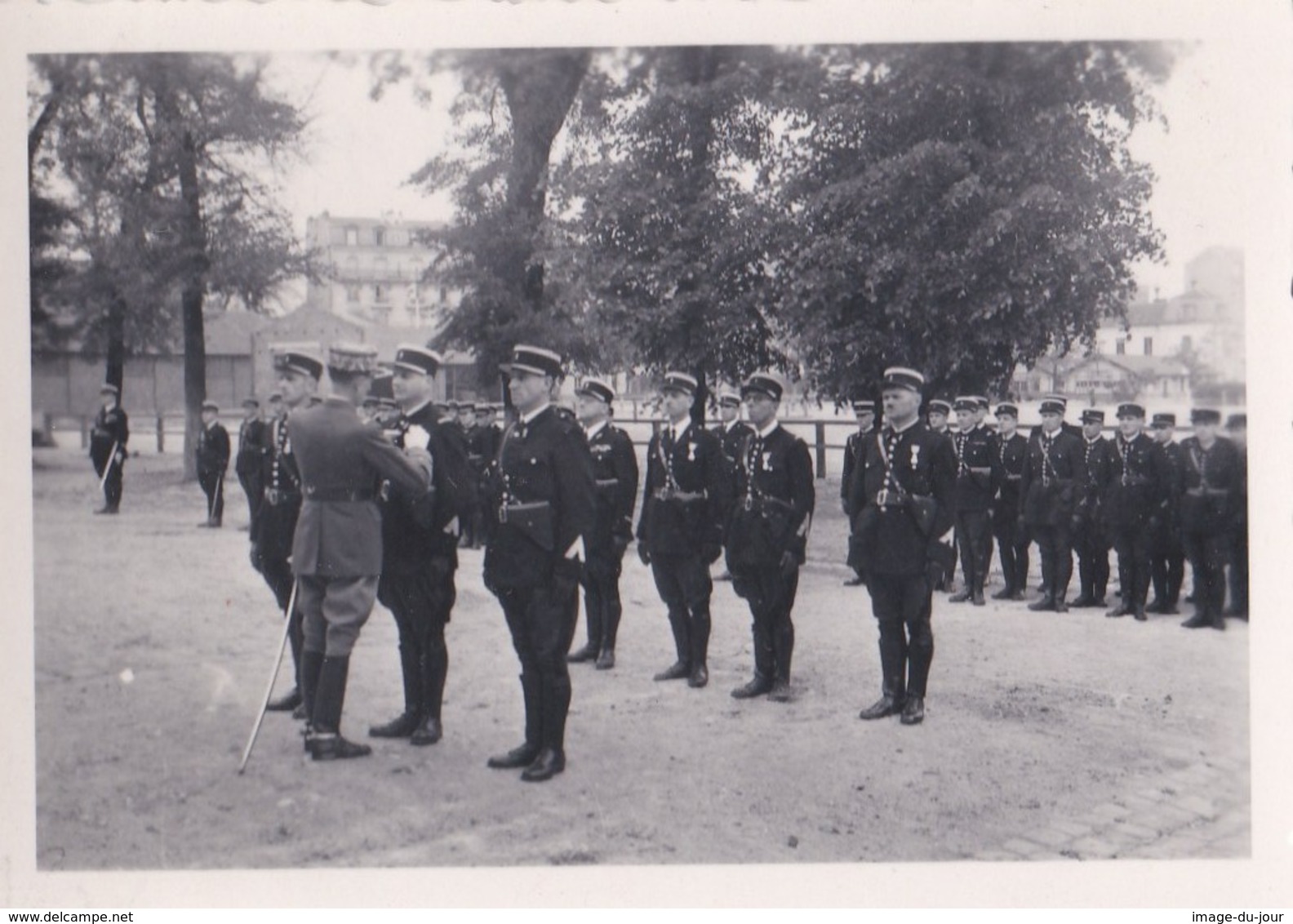 2 Photo Ancienne  Prise D'armes A La Caserne Charras ( Courbevoie ) Gendarme Gendarmerie Guerre 1939 1945 - Guerre, Militaire