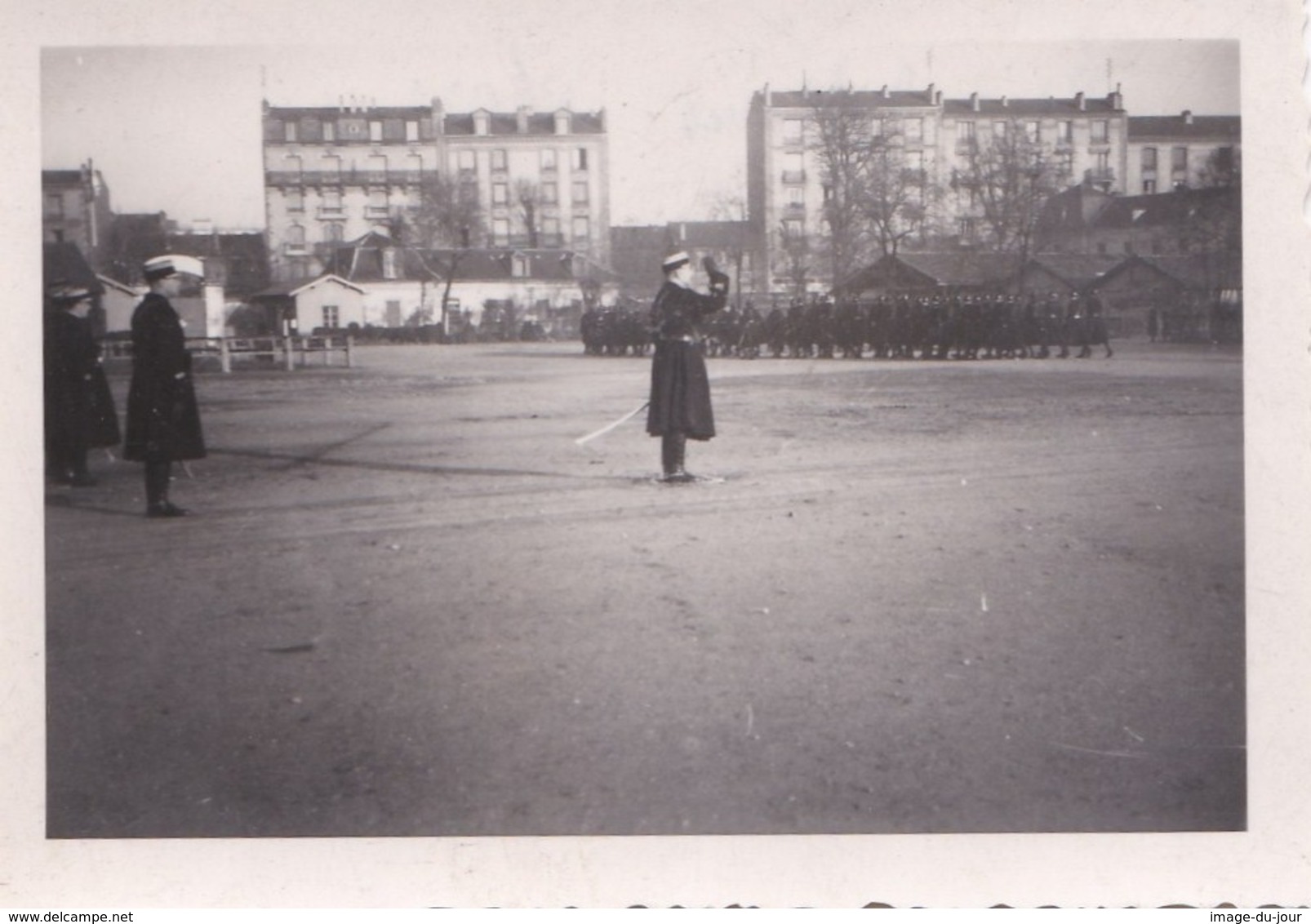 2 Photo Ancienne  Prise D'armes A La Caserne Charras ( Courbevoie ) Gendarme Gendarmerie Guerre 1939 1945 - Guerre, Militaire