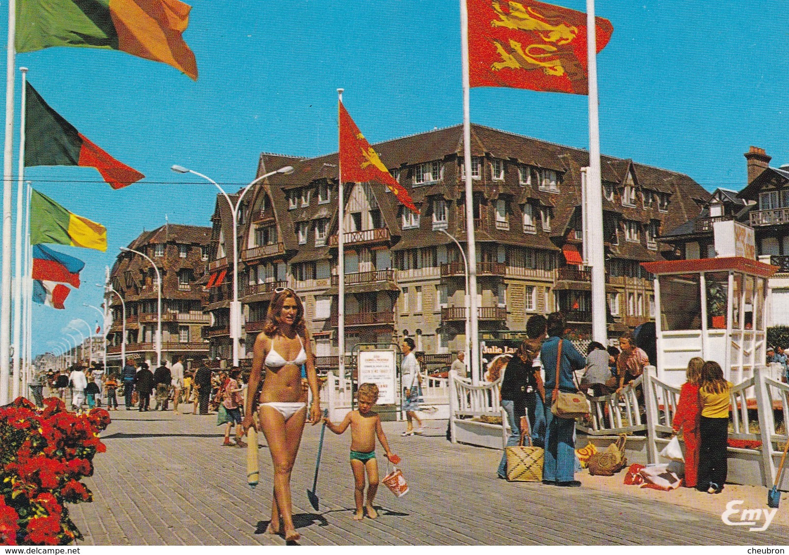 14. TROUVILLE. TENUE DE BAIN AUTORISÉE DEVANT LES RÉSIDENCES DU FRONT DE MER . ANNEE 2001 - Trouville