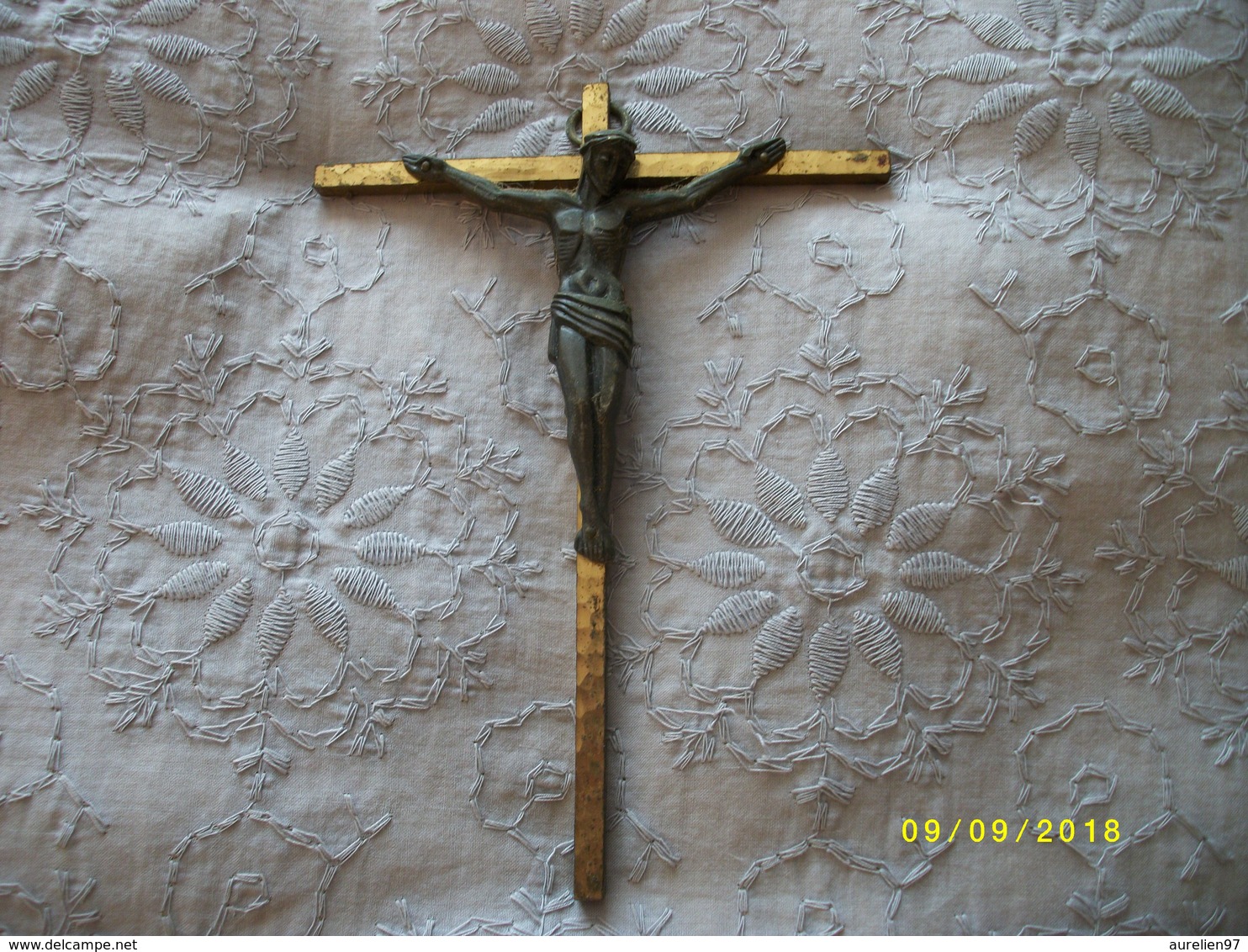 Crucifix En Bronze Sur Croix En Fer - Religion & Esotericism