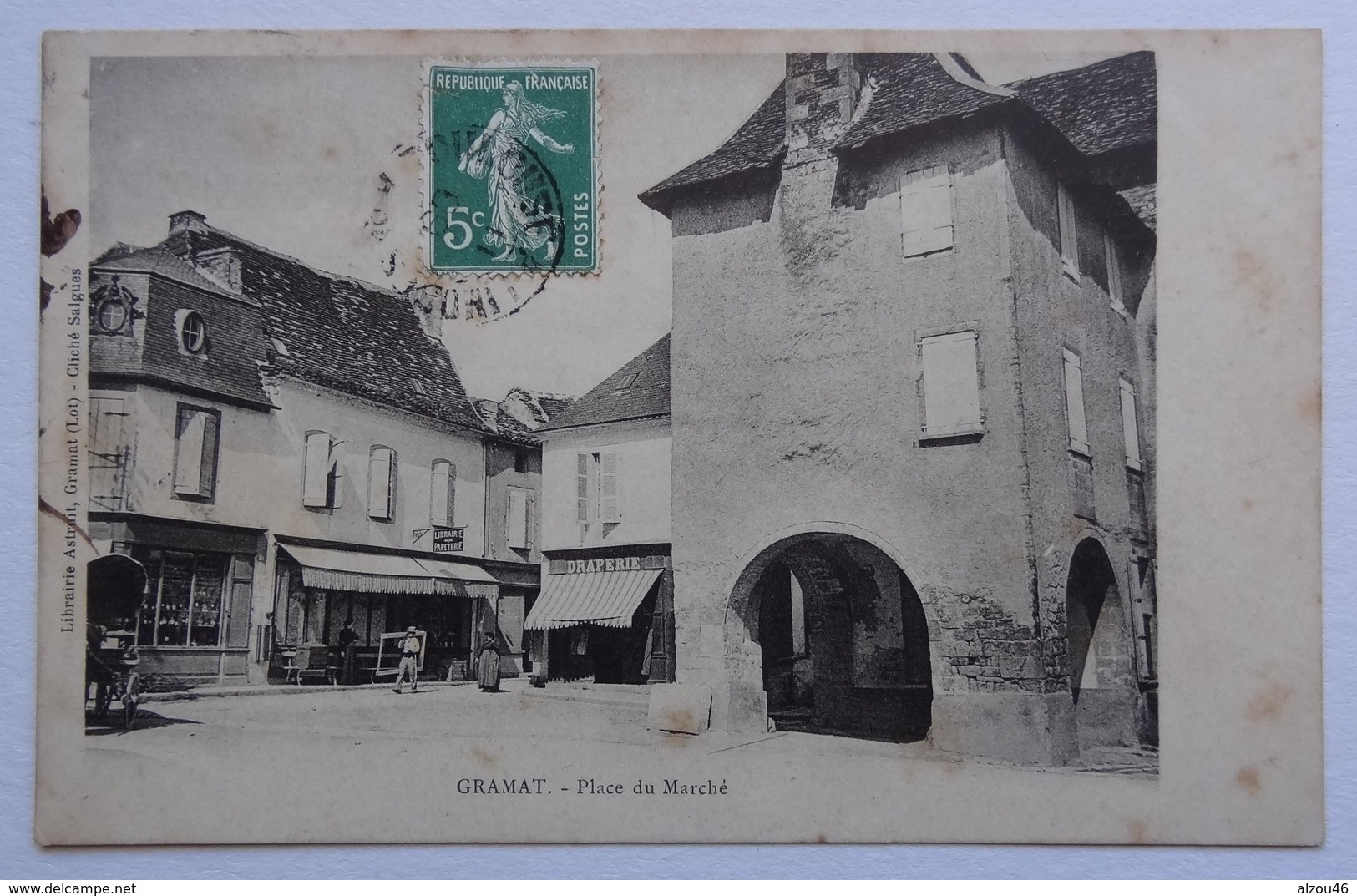 CPA Gramat, Lot, Place Du Marché, Place De La Halle, Draperie, Librairie - éditeur Mlle Astruit, Cliché Salgues - Gramat