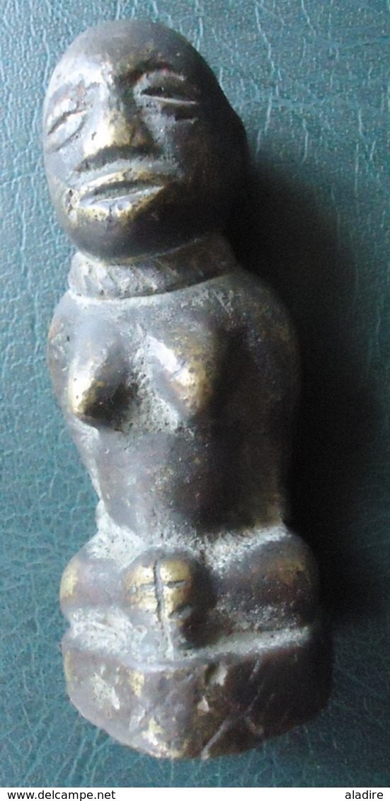 FEMME ACCROUPIE ENTRAVEE - KONGO - Bronze Massif (cire Perdue) - Afrikaanse Kunst