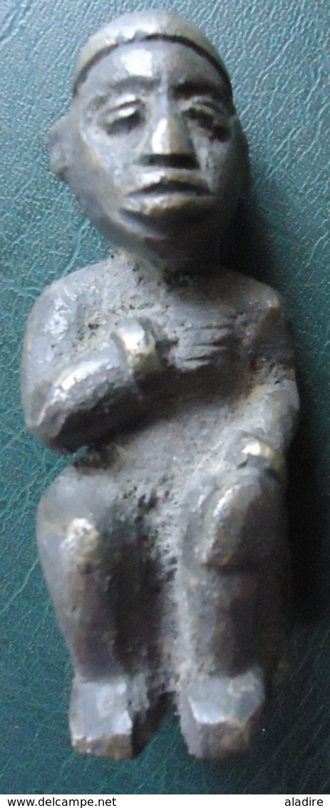 HOMME ASSIS LA MAIN SUR LE COEUR  - KONGO - Bronze Massif (cire Perdue) - Arte Africana