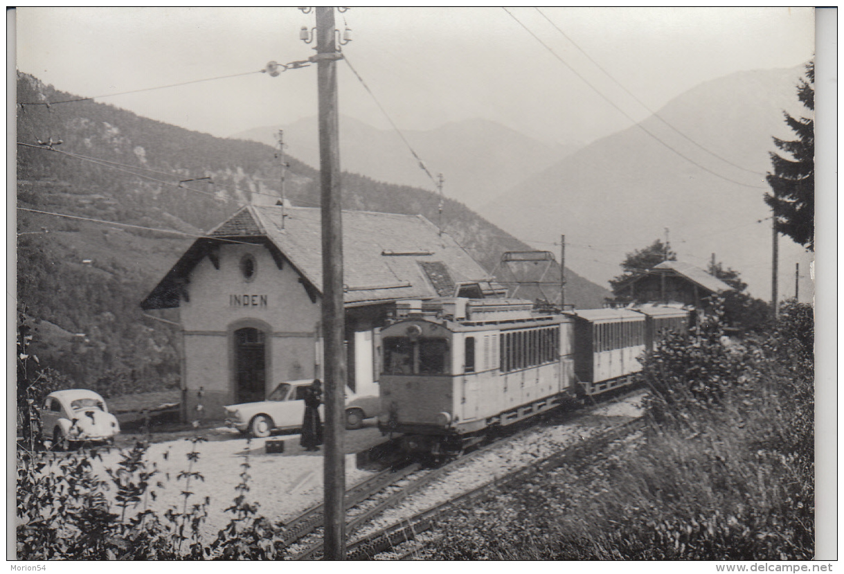 Inden Bei Leukerbad   (Wallis)    -   Elektrische Eisenbahn LLB  -  Pfarrer Am Bahnhof  -  Auto's - Inden