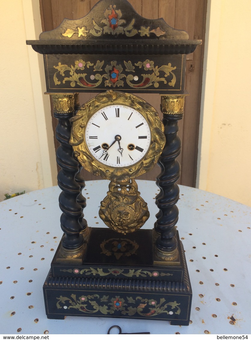 Pendule Napoléon III à Colonnes Garniture, Incrustations De Laiton Et Nacre - Clocks