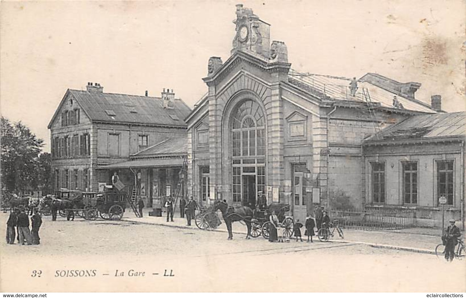 Soissons    02     L’extérieur De La Gare      (voir Scan) - Soissons