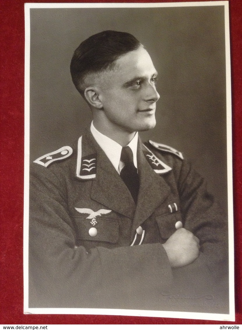 Foto AK Portrait WW2 Soldat Mit Uniform Luftwaffe Reichsadler Hakenkreuz Ca. 1943 - Uniformen