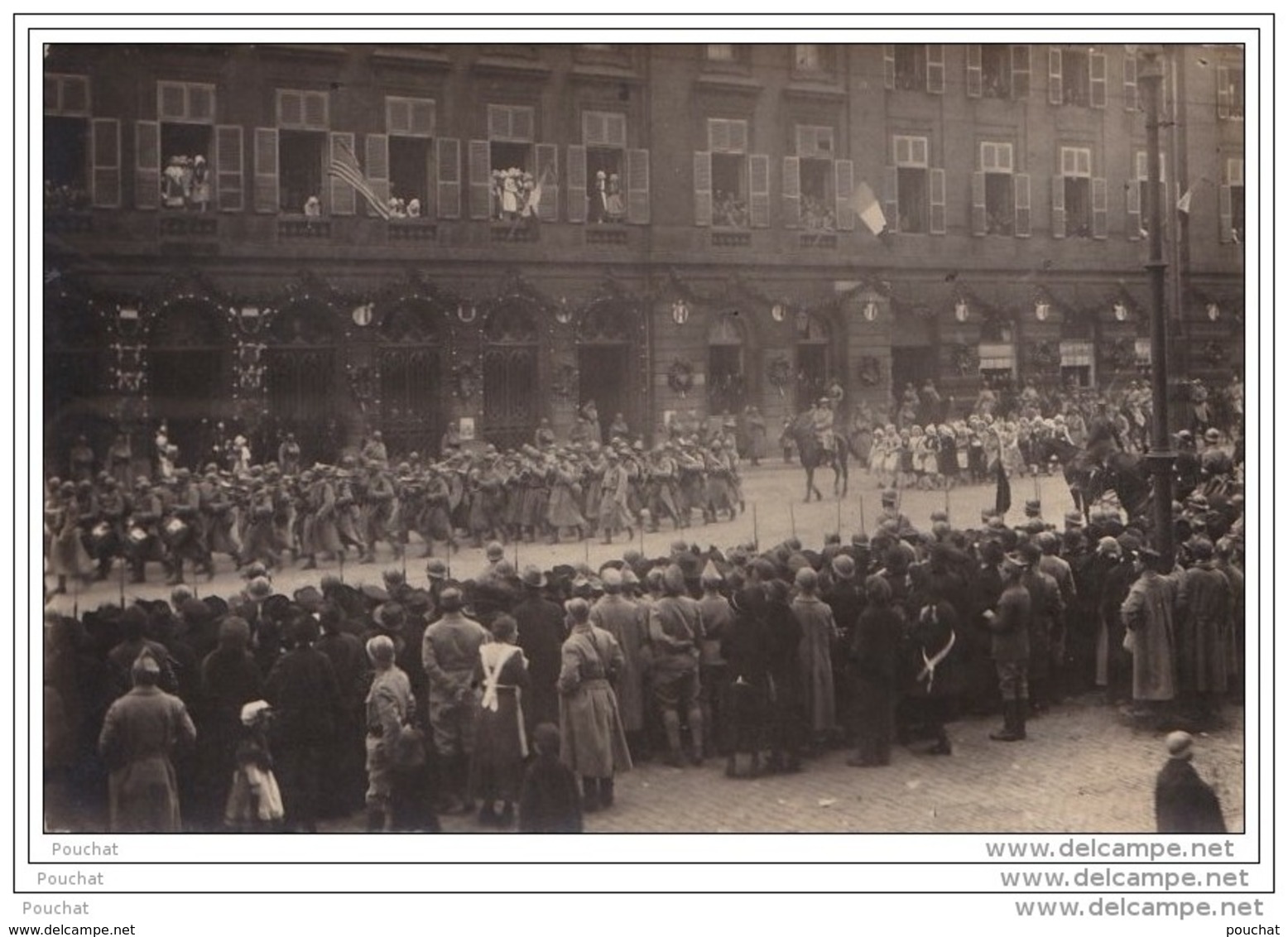 57)  METZ  - CARTE PHOTO L. KEIDEL &amp; SOHN - PLACE DES CHAMBRES - NOVEMBRE 1918 - DÉFILÉ MILITAIRE - Metz