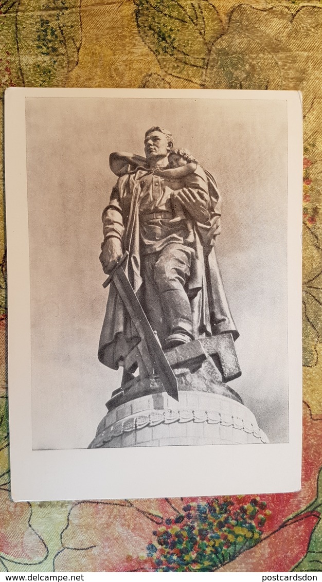 Soldier Monument  - Berlin  - Postcard 1960s  - Military - Treptow