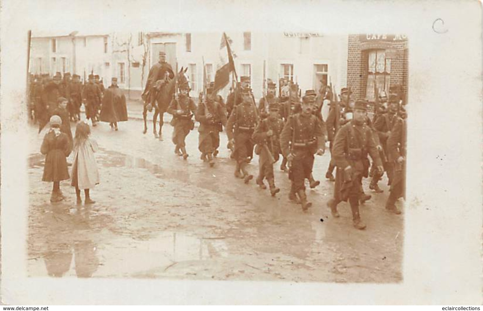 Sissonne     02     Passage De La Troupe Dans Une Rue.  Carte Photo     (voir Scan) - Sissonne