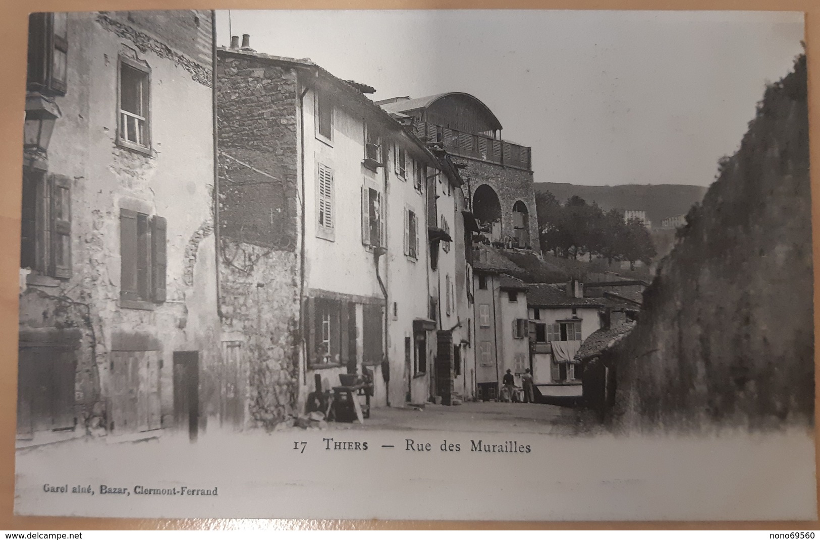 CPA 63 THIERS Rue Des Murailles Dos Non Separé Vers 1900 - Thiers